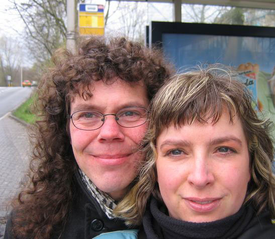 Laura en Mark bij de bushalte