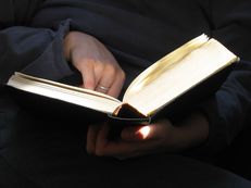 Boek waar iemand met de vinger aanwijst waar die gebleven is