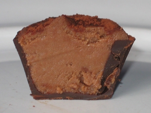 Bonbon met mascarponevulling, doorgesneden