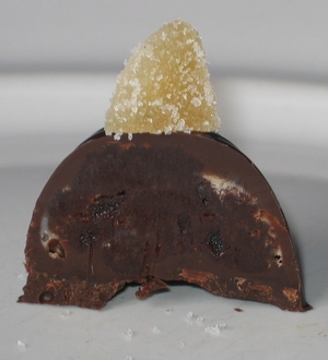 Bonbon met cognac en gember, doorgesneden