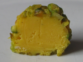 Truffel met kardemom en saffraan, doorgesneden