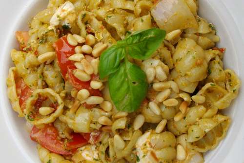 Pasta met pesto van zongedroogde tomaat