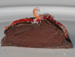Bonbon met Spaanse peper, doorgesneden