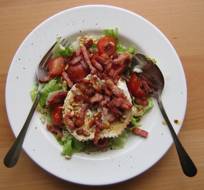 Salade met geitenkaas en spekjes