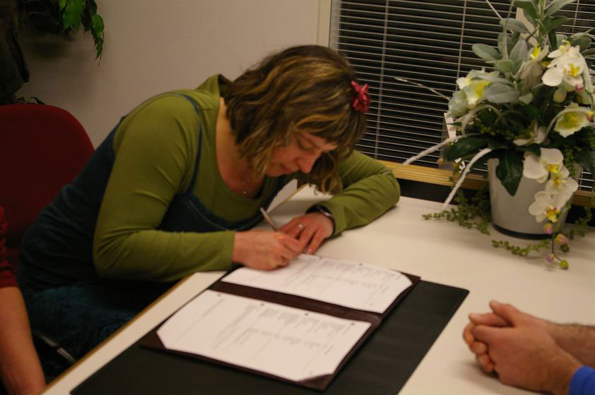 Laura tekent de huwelijksakte
